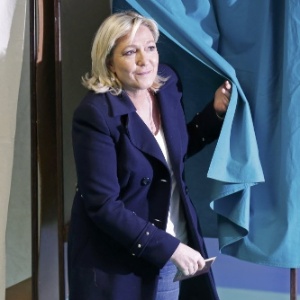 Líder da Frente Nacional, partido de extrema direita, Marine Le Pen, deixa a cabine de votação no norte da França - Pascal Rossignol/Reuters