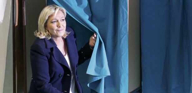 Líder da Frente Nacional, partido de extrema direita, Marine Le Pen, deixa a cabine de votação em Henin-Beaumont, norte da França, nas eleições de março deste ano - Pascal Rossignol/Reuters