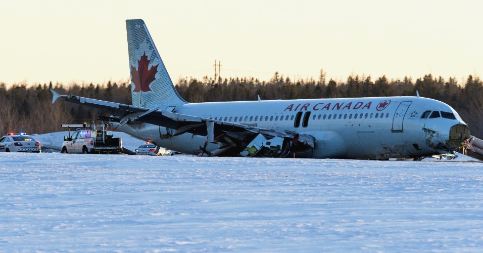 29.mar.2015 - Um avião da Air Canadá sofreu na madrugada deste domingo 
