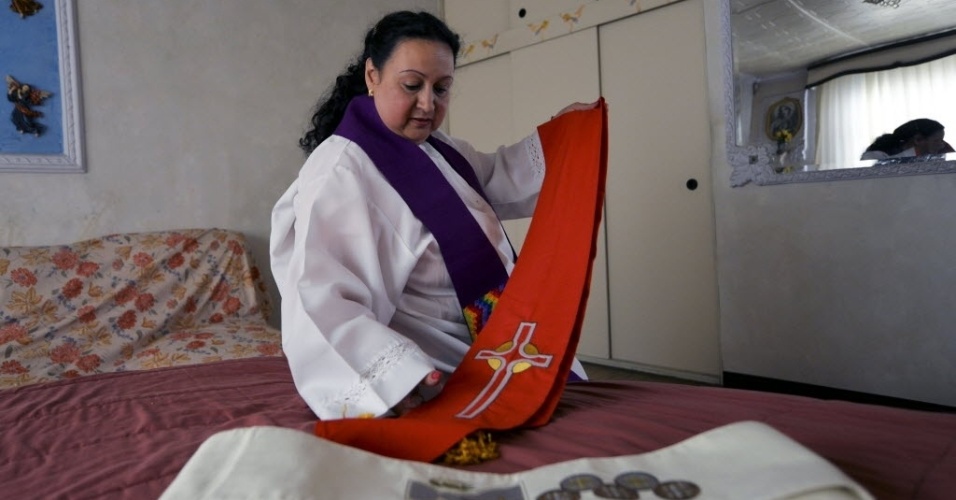30.mar.2015 - A sacerdote Aida Soto dobra suas vestimentas. Por não ser permitido a mulheres celebrar missas, o Vaticano pode excomungar quatro colombianas que comandam cerimônias religiosas em Bogotá