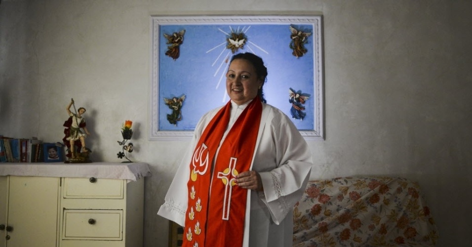 30.mar.2015 - A sacerdote Aida Soto em igreja em Bogotá, capital da Colômbia. Mulheres da Igreja Católica reivindicam a presença do sexo feminino nos altares para celebrar missas