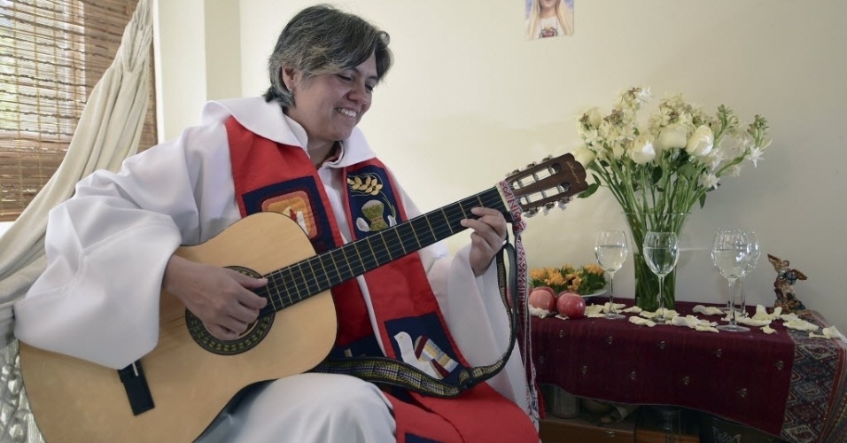 30.mar.2015 - A sacerdote colombiana Judith Bautista toca violão em igreja de Bogotá. Ela é uma das quatro "mulheres padres" da América Latina. Judith faz parte da Associação Católica Romana de Padres Mulheres
