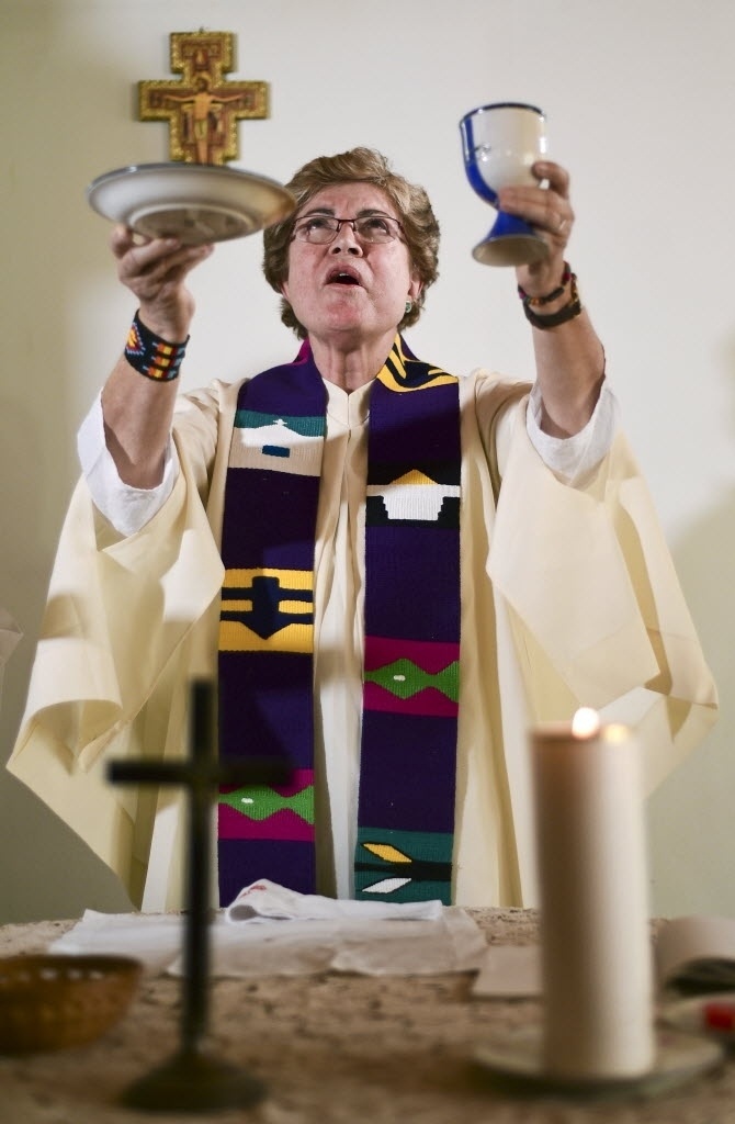 30.mar.2015 - A sacerdote colombiana Olga Lucia Alvarez. Mulheres da Igreja Católica reivindicam a presença do sexo feminino nos altares para celebrar missas