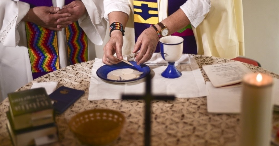 30.mar.2015 - A sacerdote Olga Lucia Alvarez celebra missa em igreja de Bogotá, na Colômbia. Ela é uma das quatro "mulheres padres" da América Latina, que fazem parte da Associação Católica Romana de Padres Mulheres
