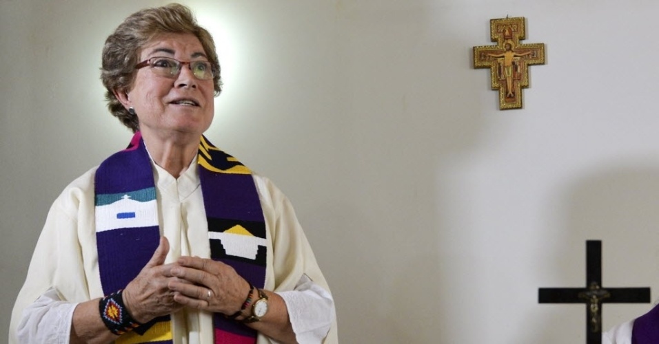 30.mar.2015 - A sacerdote Olga Lucia Alvarez celebra missa em igreja de Bogotá, na Colômbia. Mulheres da Igreja Católica reivindicam a presença do sexo feminino nos altares para celebrar missas