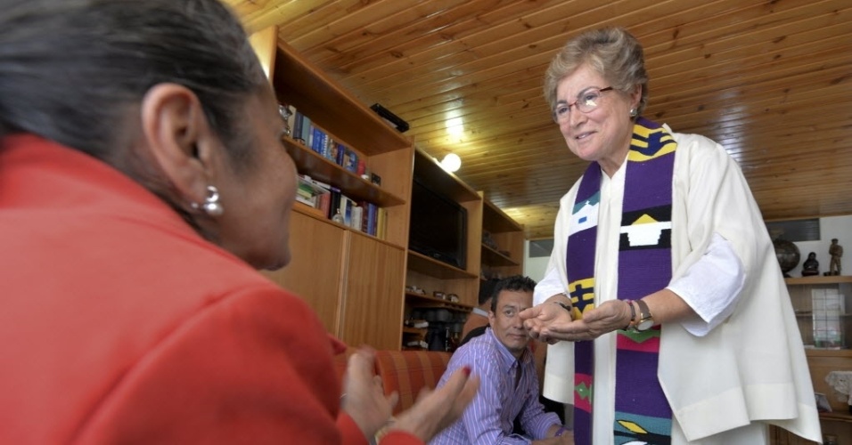 30.mar.2015 - A sacerdote Olga Lucia Alvarez abençoa fiel. Por não ser permitido a mulheres celebrar missas, o Vaticano pode excomungar quatro colombianas que comandam cerimônias religiosas em Bogotá