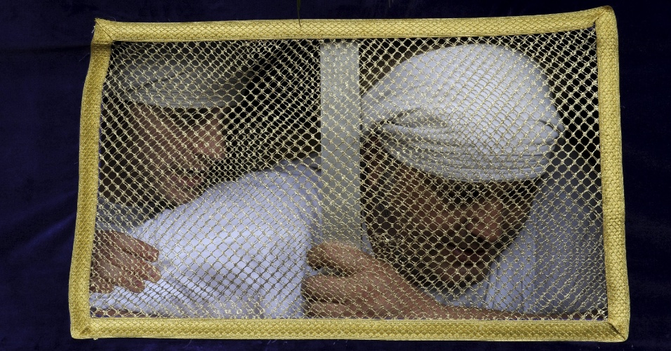 30.mar.2015 - Dois penitentes participam da procissão do Domingo de Ramos da irmandade "Estudiantes", em Oviedo, na Espanha