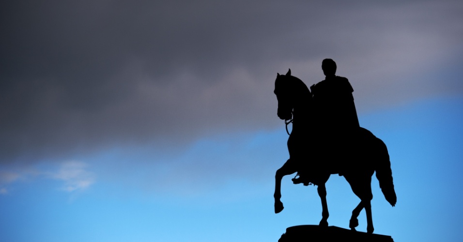 30.mar.2015 - Estátua do Rei alemão Johann é fotografada em silhueta contra o céu de Dresden, na Alemanha