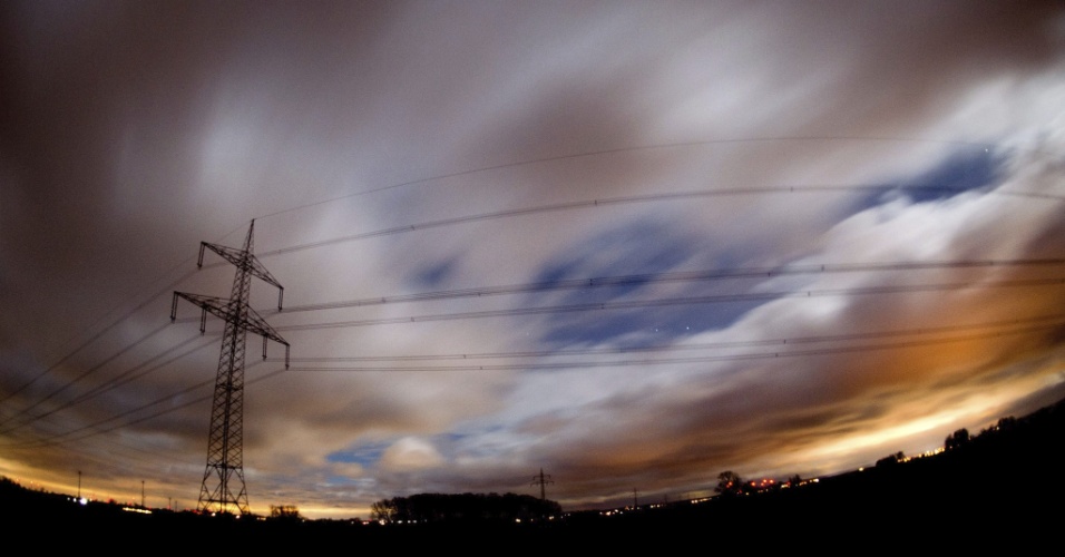 30.mar.2015 - Fotografia com longa exposição mostra céu ao anoitecer em uma área rural próxima a Hannover, na Alemanha