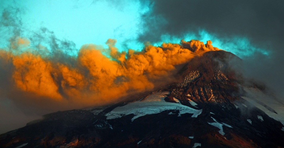 30.mar.2015 - Fumaça sai do vulcão Villarrica, em Pucón, cerca de 800 km ao sul de Santiago, no Chile