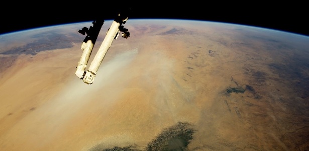 Foto tirada da ISS (Estação Espacial Internacional) revela vista do espaço do deserto do Saara e da vegetação das zonas semi-áridas conhecidas como Sahel. Na grande mancha de vegetação que aparece na imagem está localizado o lago Chade, na fronteira entre o Chade e a Nigéria. A região possui mais de 200 km de largura - Nasa/AFP