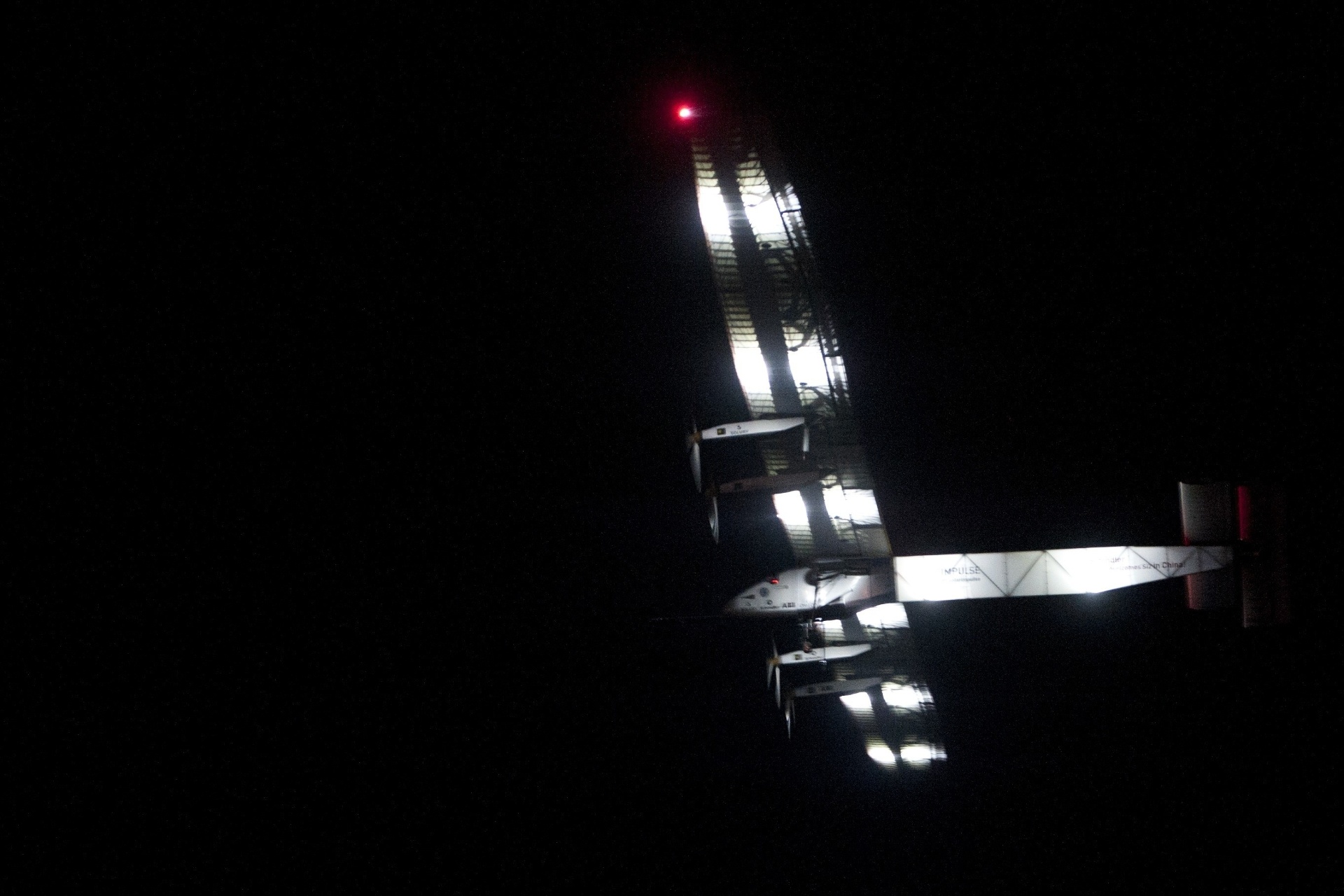 29.mar.2015 - O avião Solar Impulse 2 levanta voo no aeroporto internacional de Mandalay, em Mianmar, e segue para Chongqing, na China, neste domingo - Ye Aung Thu/AFP