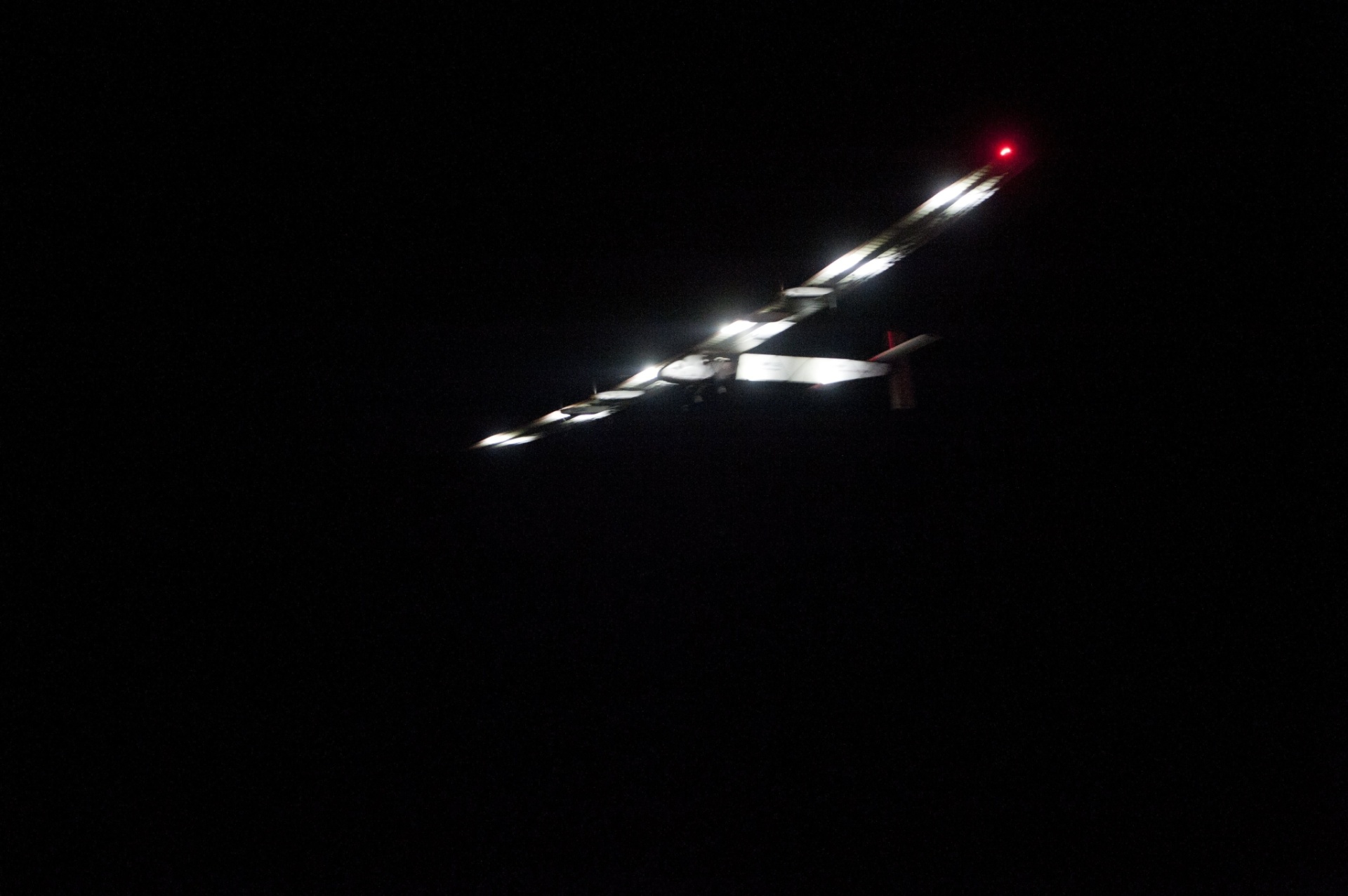 29.mar.2015 - O avião Solar Impulse 2 levanta voo no aeroporto internacional de Mandalay, em Mianmar, e segue para Chongqing, na China, neste domingo - Ye Aung Thu/AFP