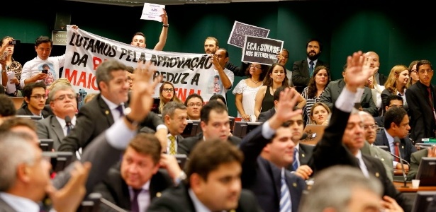 Manisfestantes durante debate na CCJ sobre a redução da maioridade penal - Pedro Ladeira/Folhapress