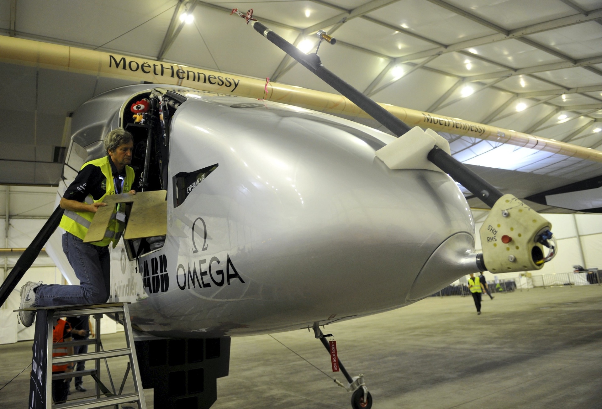 30.mar.2015 - Técnico checa o avião Solar Impulse 2 após pouso no aeroporto internacional Chongqing Jiangbei, na China, nesta terça-feira (31), no horário local, completando a quinta etapa da primeira volta ao mundo de um avião alimentado apenas por energia solar. Com o piloto Bertrand Piccard no comando, o avião de apenas um lugar pousou no aeroporto de Chongqing à 01h35 local de terça (14h35 de segunda-feira, horário de Brasília), após um voo de 22 horas e meia a partir de Mianmar - Reuters