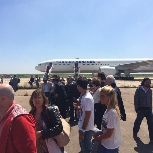 30.mar.2015 - Passageiros desembarcam em Casablanca de avião da Turkish Airlines com destino a São Paulo que desviou sua rota após uma ameaça de bomba - Reprodução/Twitter/Sergio Santos