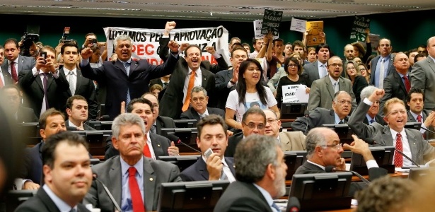 Deputados e manifestantes comemoram aprovação da proposta - Pedro Ladeira/Folhapress
