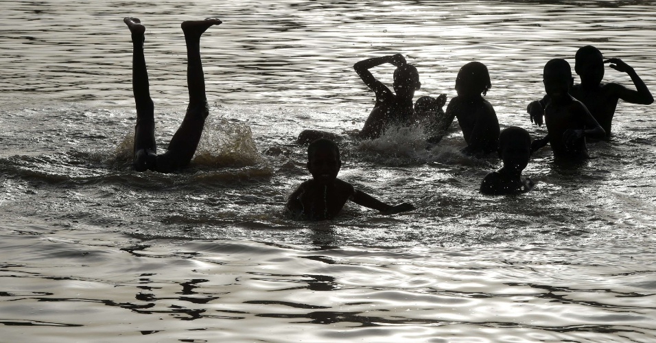 31.mar.2015 - Crianças brincam nas águas do lago Chade perto da aldeia de Guite, ao norte de N'Djamena, no Chade