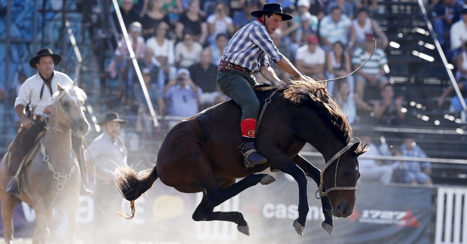 31.mar.2015 - Gaúcho monta um cavalo selvagem durante a celebração anual da Semana Criolla em Montevideo, no Uruguai
