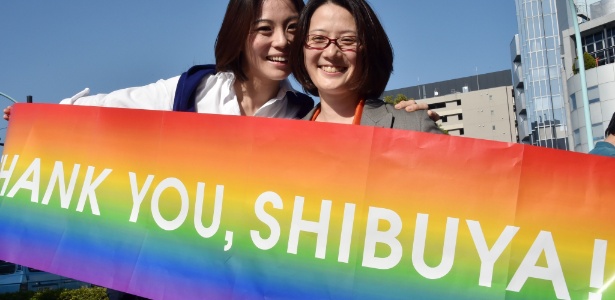 Hiroko Masuhara (à esq.) e Koyuki Higashi celebram o reconhecimento pelo distrito de Shibuya de casais do mesmo sexo - Yoshikazu Tsuno/AFP
