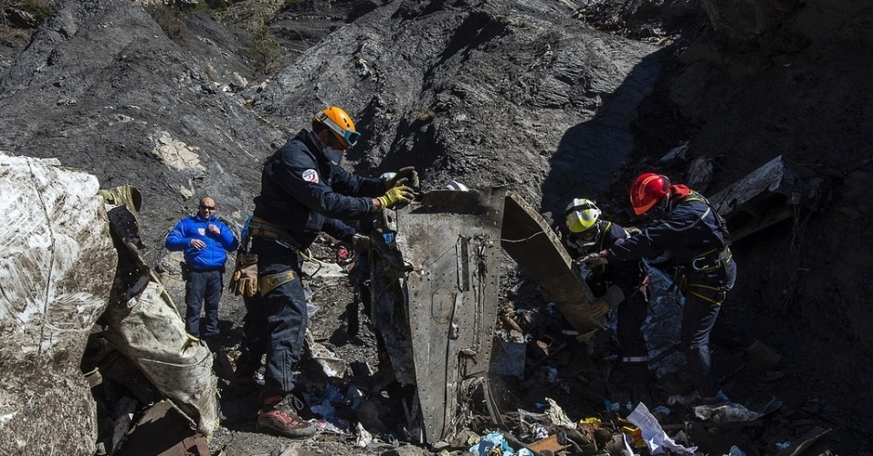 1ª.abr.2015 - A retirada dos restos mortais dos passageiros do voo da Germanwings que caiu há uma semana nos Alpes franceses foi encerrada nesta terça-feira (31), depois de tudo ser recuperado. As fotos foram divulgadas nesta quarta-feira (1º)