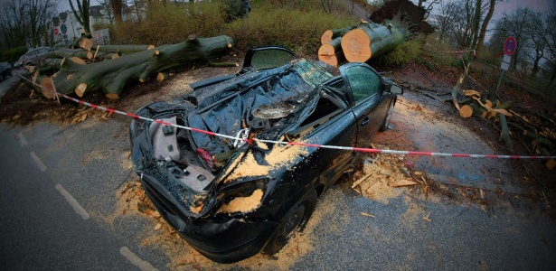 Carro ficou totalmente destruído após ser atingido por uma árvore em Hamburgo, no norte da Alemanha - Axel Heimke/DPA/AFP