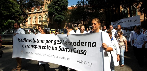 Em abril, médicos e professores da Santa Casa de Misericórdia protestaram - Hélvio Romero - 1º.abr.2015/Estadão Conteúdo