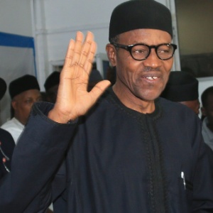 O presidente eleito da Nigéria, Muhammadu Buhari (esq), é o primeiro muçulmano a vencer eleições presidenciais no país - AFP