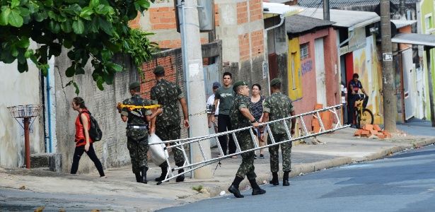 Oficiais do Exército brasileiro atuam no combate à dengue em Campinas (SP), no início de abril - Denny Cesare/Código19/Estadão Cónteúdo