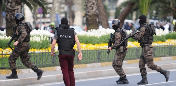 1º.abr.2015 - Pelo menos uma pessoa morreu nesta quarta-feira (1º) em um ataque armado contra o quartel da polícia em Istambul, na Turquia - Ozan Kose/AFP 