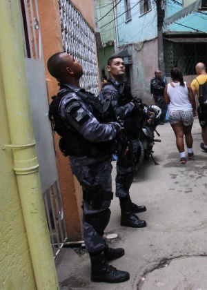 Policiais militares iniciaram a ocupação das comunidades Praia de Ramos e a Roquette Pinto no dia 1º de abril - José Lucena/Futura Press/Estadão Conteúdo