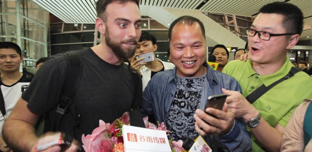 Americano reencontra iPhone roubado na China com a ajuda das redes sociais - Reuters
