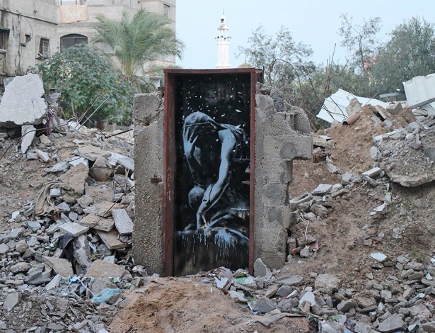 Grafite do artista britânico Banksy em porta de casa destruída em Gaza - Reprodução/http://banksy.co.uk/