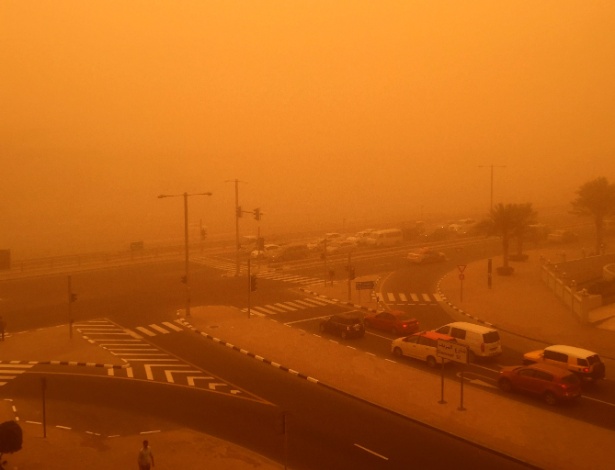 2.abr.2015 - Rua de Dubai (Emirados Árabes Unidos) é encoberta por uma tempestade de areia - Narwan Naamani/AFP