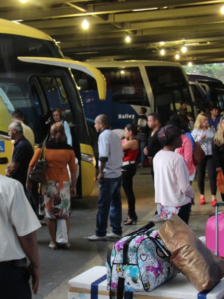 Passageiros na rodoviária Novo Rio, no Rio - José Lucena/Futura Press/Arquivo Estadão Conteúdo