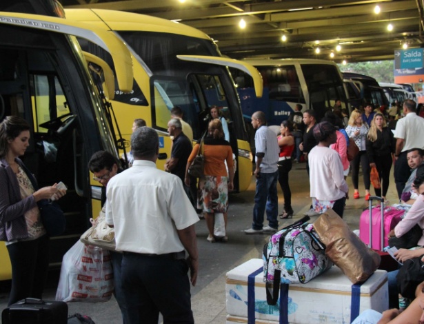 Passageiros aguardam pelo embarque na rodoviária Novo Rio, nesta quinta-feira (2) - José Lucena/Futura Press/Estadão Conteúdo