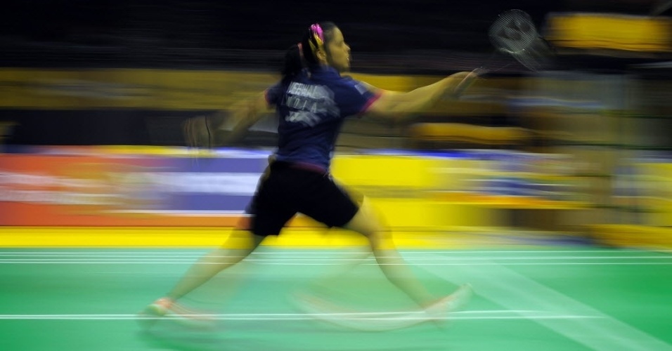 3.abr.2015 - A atleta indiana Saina Nehwal joga uma partida de peteca contra Yu Sun, da China, durante as quartas de final da competição Malaysia Open Championship 2015, em Kuala Lumpur, na Malásia