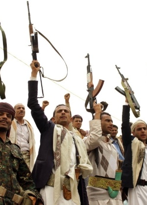 Apoiadores da milícia xiita houthi protestam contra a operação de ataque da Liga Árabe, em Taez - Abdulrahman Adballah/AFP 