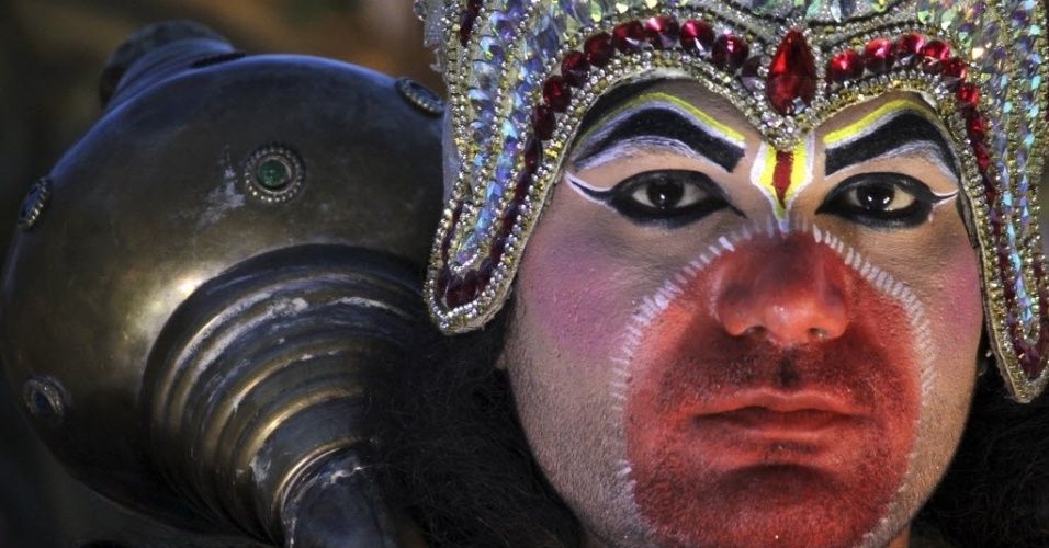 3.abr.2015 - Artista vestido como o deus-macaco hindu Hanuman participa de uma procissão religiosa em Rajasthan, na Índia