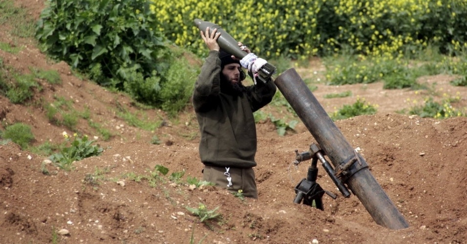3.abr.2015 - Combatente rebelde prepara um morteiro para disparar em direção as forças leais ao ditador da Síria, Bashar al Assad, perto da cidade de Mork