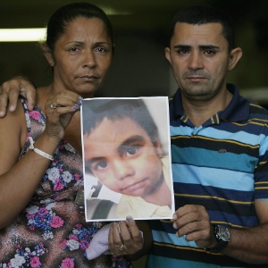 Terezinha e José Maria exibem foto do filho, Eduardo, 10, morto no último 2 de abril - Fábio Gonçalves/Agência O Dia/Estadão Conteúdo