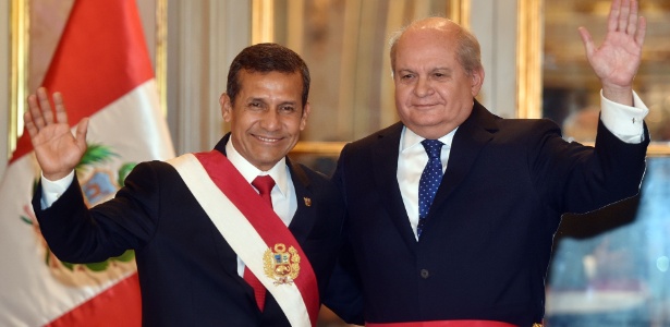 Pedro Cateriano (à dir) acena ao lado do presidente do Peru, Ollanta Humala, depois de prestar juramento como novo primeiro-ministro do país - Cris Bouroncle/AFP