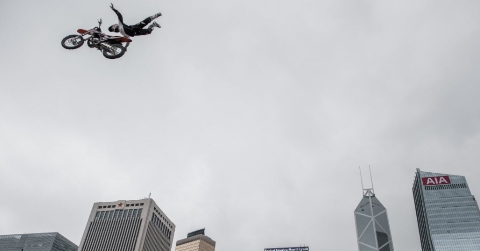 3.abr.2015 - Piloto de motocross executa um salto durante evento promocional em Hong Kong, na China