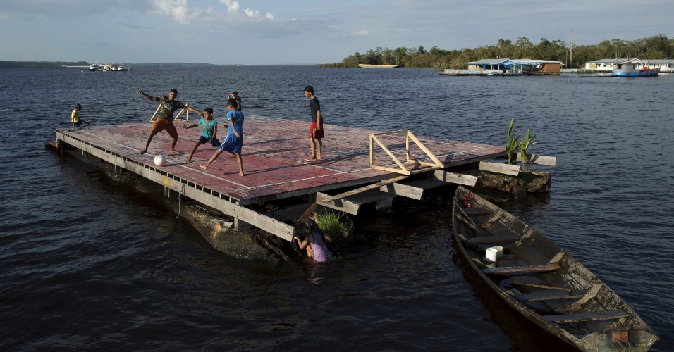 Comunidade no AM cria campo de futebol sobre as águas do rio Negro ...