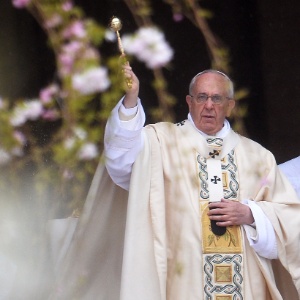 Papa Francisco abençoa o público durante a missa de Páscoa na Praça São Pedro, no Vaticano, neste domingo (5) - Filippo Monteforte/AFP
