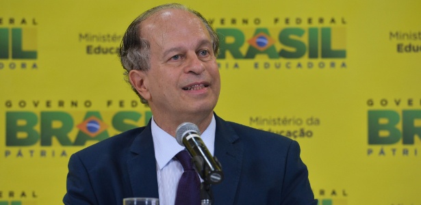 Para Renato Janine Ribeiro, os recursos economizados serão investidos em educação - Valter Campanato/Agência Brasil
