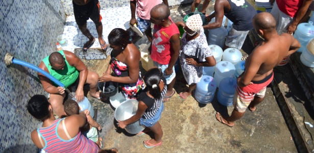  Moradores pegam água de bica no bairro da Liberdade, em Salvador (BA), em foto de abril de 2015 - Romildo de Jesus/Futura Press/Estadão Conteúdo