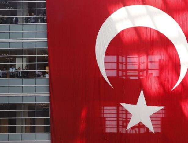 Bandeira da Turquia, país cuja capital é Ancara - Por Orhan Coskun e Asli Kandemir