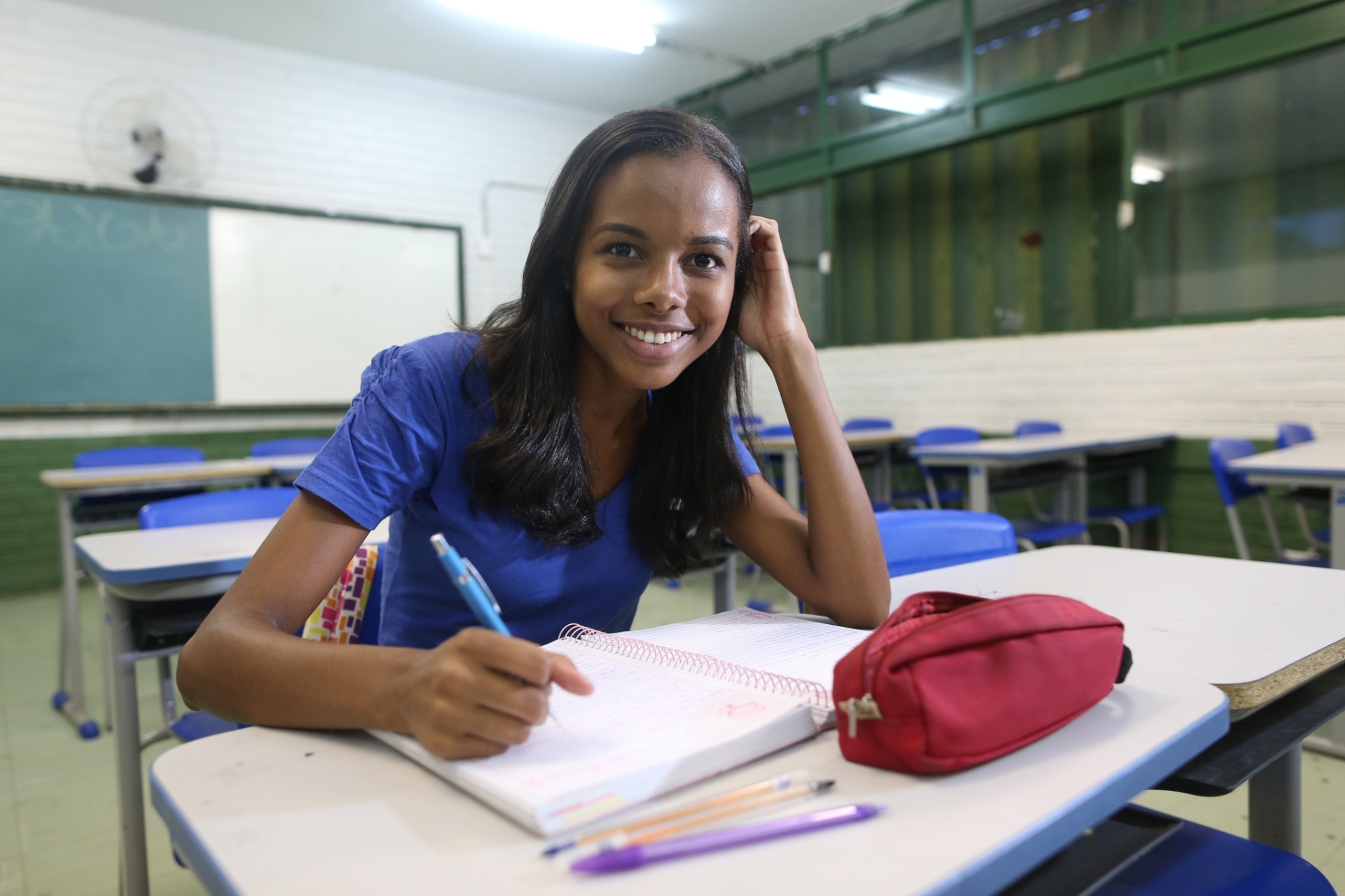 Projeto volunt?rio criado por ex-alunos da Universidade de Bras?lia, UnB, que se distina preparar alunos gratuitamente, que n?o podem pagar um cursinho regular para o vestibular no Distrito Federal, em Bras?lia. Na foto, a aluna pretendente ao curso de Arquitetura, Edila Souza dos Santos. - Sergio Dutti/Folhapress