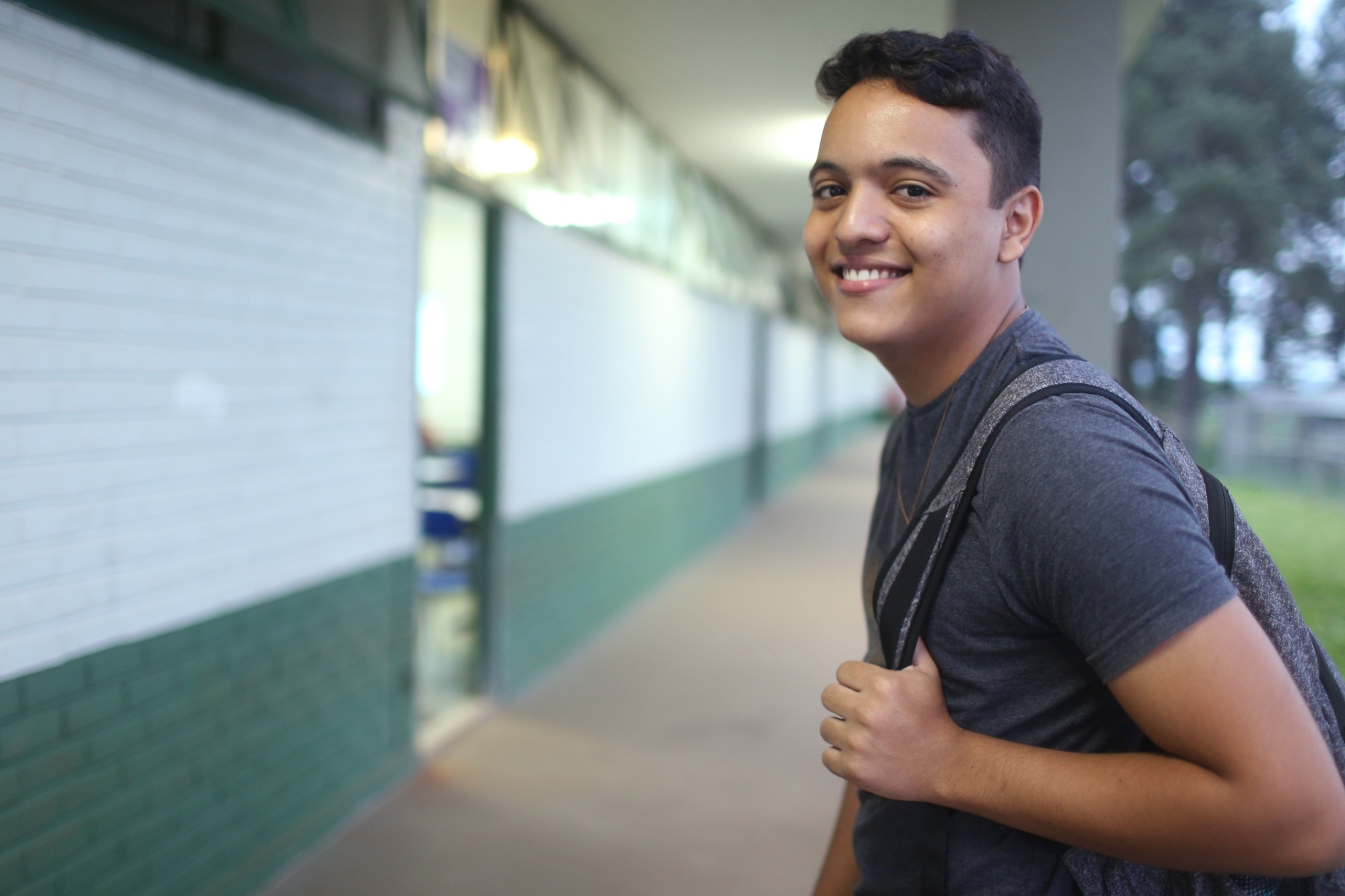 Projeto volunt?rio criado por ex-alunos da Universidade de Bras?lia, UnB, que se distina preparar alunos gratuitamente, que n?o podem pagar um cursinho regular para o vestibular no Distrito Federal, em Bras?lia. Na foto, o aluno pretendente ao curso de Medicina, Victor Andrade. - Sergio Dutti/Folhapress